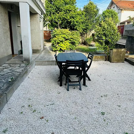 Maison Proche De La Cite Avec Jardin Holiday home