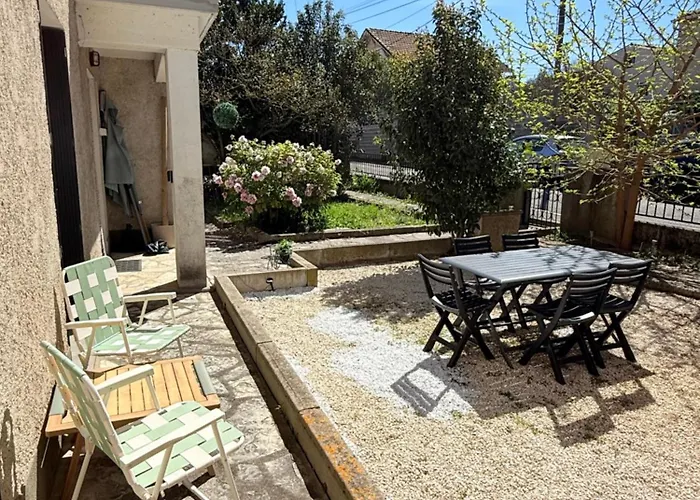 Casa de Férias Maison Proche De La Cite Avec Jardin *